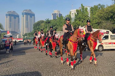Pasukan berkuda dari Satuan Polsatwa Turangga Polri melakukan patrol di kawasan Monas, Jakarta, Minggu (17/08/2025).