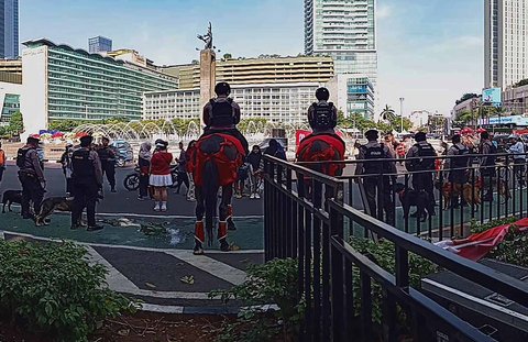 Pasukan berkuda dari Satuan Polsatwa Turangga Polri melakukan patrol di kawasan Bunderan HI, Jakarta, Minggu (17/08/2025).