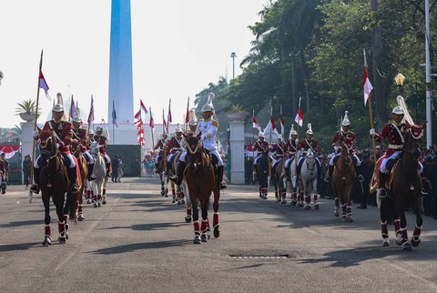 Kirab Merah Putih HUT ke-80 Republik Indonesia di Monas, Jakarta, Minggu (17/8/2025). Kirab tersebut menuju Istana Merdeka untuk pelaksanaan upacara HUT ke-80 RI dengan tema Bersatu Berdaulat, Rakyat Sejahtera, Indonesia Maju.