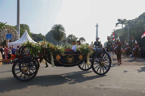 Kirab Merah Putih HUT ke-80 Republik Indonesia di Monas, Jakarta, Minggu (17/8/2025). Kirab tersebut menuju Istana Merdeka untuk pelaksanaan upacara HUT ke-80 RI dengan tema Bersatu Berdaulat, Rakyat Sejahtera, Indonesia Maju.