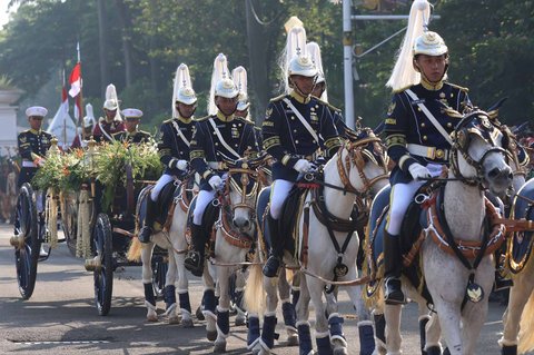 Kirab Merah Putih HUT ke-80 Republik Indonesia di Monas, Jakarta, Minggu (17/8/2025). Kirab tersebut menuju Istana Merdeka untuk pelaksanaan upacara HUT ke-80 RI dengan tema Bersatu Berdaulat, Rakyat Sejahtera, Indonesia Maju.