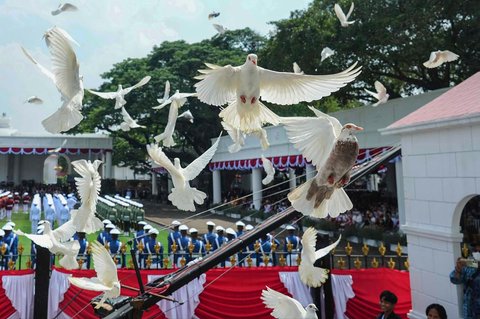 Merpati dilepaskan saat Upacara Peringatan Detik-Detik Proklamasi Kemerdekaan ke-80 Republik Indonesia di Istana Merdeka, Jakarta, Minggu (17/8/2025).