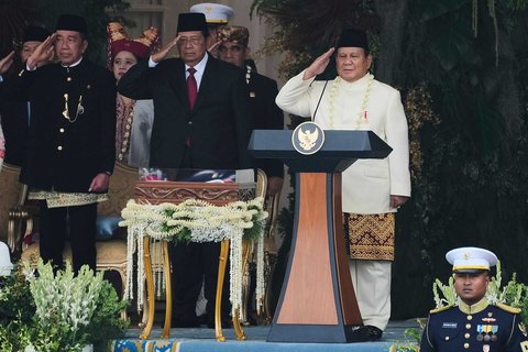 Presiden Prabowo Subianto bersama Presiden ke-6 RI Susilo Bambang Yudhoyono  dan Presiden ke-7 RI Joko Widodo memberi hormat dalam Upacara Peringatan Detik-Detik Proklamasi Kemerdekaan ke-80 RI di Halaman Istana Merdeka, Jakarta, Minggu (17/8/2025).