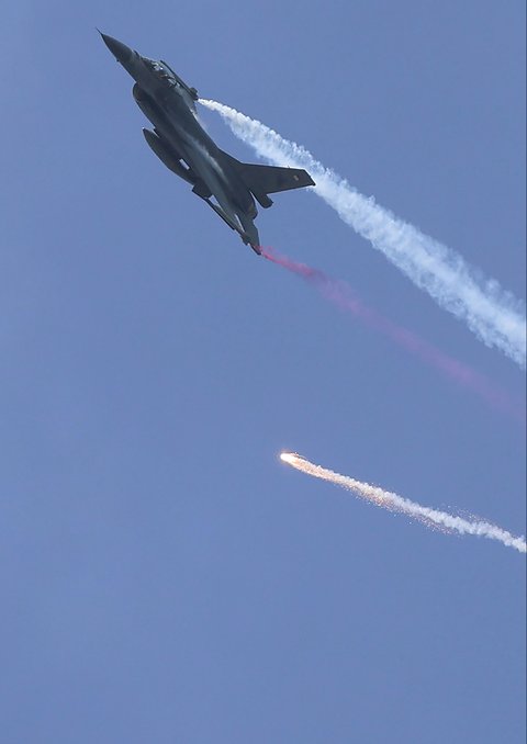 Pesawat tempur F-16 TNI AU  saat Upacara Peringatan Detik-Detik Proklamasi Kemerdekaan ke-80 Republik Indonesia di Jakarta, Minggu (17/8/2025).