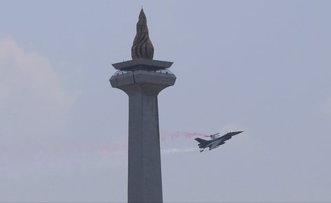 Pesawat tempur F-16 TNI AU  saat Upacara Peringatan Detik-Detik Proklamasi Kemerdekaan ke-80 Republik Indonesia di Jakarta, Minggu (17/8/2025).