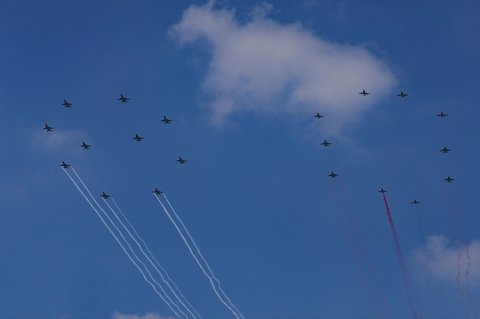 Pesawat tempur F-16 TNI AU membentuk formasi 80 saat Upacara Peringatan Detik-Detik Proklamasi Kemerdekaan ke-80 Republik Indonesia di Jakarta, Minggu (17/8/2025).