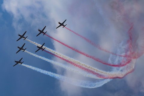 Pesawat KT-1B Woong Bee yang tergabung dalam Jupiter Aerobatik Team (JAT) TNI AU melakukan manuver saat Upacara Peringatan Detik-Detik Proklamasi Kemerdekaan ke-80 Republik Indonesia di Istana Merdeka, Jakarta, Minggu (17/8/2025).