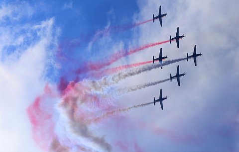 Pesawat KT-1B Woong Bee yang tergabung dalam Jupiter Aerobatik Team (JAT) TNI AU melakukan manuver saat Upacara Peringatan Detik-Detik Proklamasi Kemerdekaan ke-80 Republik Indonesia di Istana Merdeka, Jakarta, Minggu (17/8/2025).