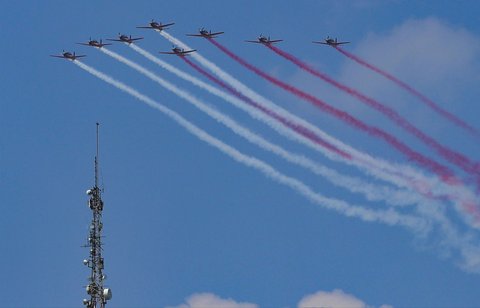 Pesawat KT-1B Woong Bee yang tergabung dalam Jupiter Aerobatik Team (JAT) TNI AU melakukan manuver saat Upacara Peringatan Detik-Detik Proklamasi Kemerdekaan ke-80 Republik Indonesia di Istana Merdeka, Jakarta, Minggu (17/8/2025).