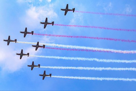 Pesawat KT-1B Woong Bee yang tergabung dalam Jupiter Aerobatik Team (JAT) TNI AU melakukan manuver saat Upacara Peringatan Detik-Detik Proklamasi Kemerdekaan ke-80 Republik Indonesia di Istana Merdeka, Jakarta, Minggu (17/8/2025).
