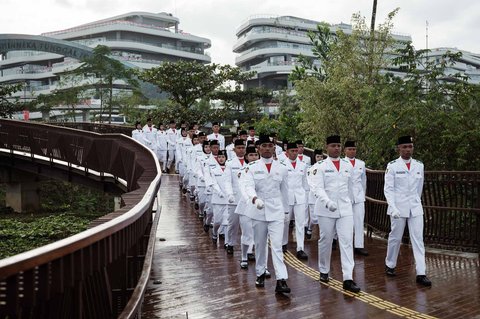 Anggota Paskibraka berjalan dalam barisan saat Upacara Peringatan HUT Kemerdekaan ke-80 Republik Indonesia di Lapangan Plaza Seremoni, Ibu Kota Nusantara (IKN), Penajam Paser Utara, Kalimantan Timur, Minggu (17/8/2025).