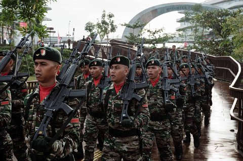 Anggota TNI AD  berjalan dalam barisan saat Upacara Peringatan HUT Kemerdekaan ke-80 Republik Indonesia di Lapangan Plaza Seremoni, Ibu Kota Nusantara (IKN), Penajam Paser Utara, Kalimantan Timur, Minggu (17/8/2025).