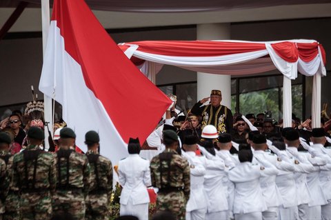 Kepala Otorita Ibu Kota Nusantara (OIKN) Basuki Hadimuljono memberi hormat saat menjadi inspektur Upacara Peringatan HUT Kemerdekaan ke-80 Republik Indonesia di Lapangan Plaza Seremoni, Ibu Kota Nusantara (IKN), Penajam Paser Utara, Kalimantan Timur, Minggu (17/8/2025).