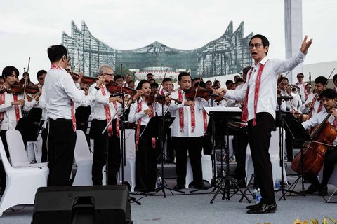 Orkestra tampil dalam upacara peringatan Hari Kemerdekaan Indonesia ke-80 di Plaza Upacara di Ibu Kota Nusantara (IKN), Penajam Paser Utara, Kalimantan Timur, Minggu (17/8/2025