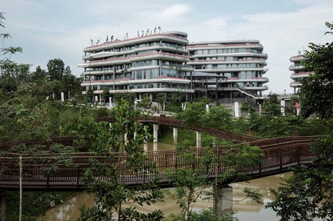 Bangunan  dihias ornamen merah putih saat  Hari Kemerdekaan Indonesia ke-80 di Plaza Upacara di Ibu Kota Nusantara (IKN), Penajam Paser Utara, Kalimantan Timur, Minggu (17/8/2025