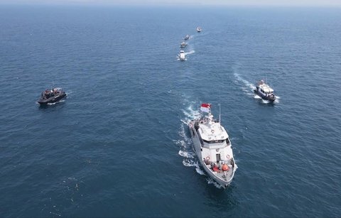 Prajurit penyelam Lanal Banten bersama personel gabungan terdiri TNI-Polri, Basarnas, BPBD, PSDKP Provinsi Banten, POSSI Provinsi Banten, Putera Puteri maritim Indonesia, Pramuka Saka Bahari dan berbagai Komunitas Diver  sebelum melakukan Upacara HUT Kemerdekaan RI ke 80 di perairan Pulau Sangiang, Banten, Minggu (17/08/2025).