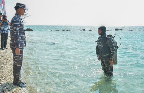 Prajurit penyelam Lanal Banten sebelum melakukan Upacara HUT Kemerdekaan RI ke 80 di perairan Pulau Sangiang, Banten, Minggu (17/08/2025).