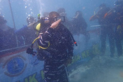 Prajurit penyelam Lanal Banten saat melakukan Upacara HUT Kemerdekaan RI ke 80 di perairan Pulau Sangiang, Banten, Minggu (17/08/2025).