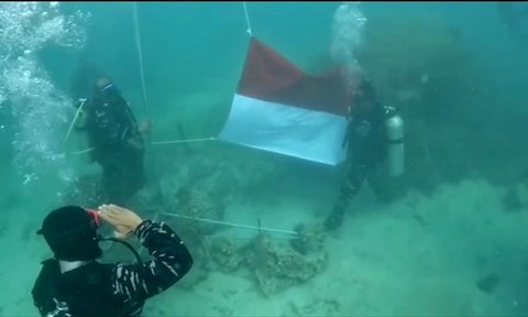 Prajurit penyelam Lanal Banten saat melakukan Upacara HUT Kemerdekaan RI ke 80 di perairan Pulau Sangiang, Banten, Minggu (17/08/2025).