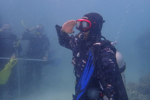 Prajurit penyelam Lanal Banten saat melakukan Upacara HUT Kemerdekaan RI ke 80 di perairan Pulau Sangiang, Banten, Minggu (17/08/2025).