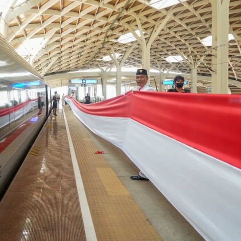 Bendera Merah Putih 208 Meter Berkibar Sepanjang Kereta Cepat Whoosh