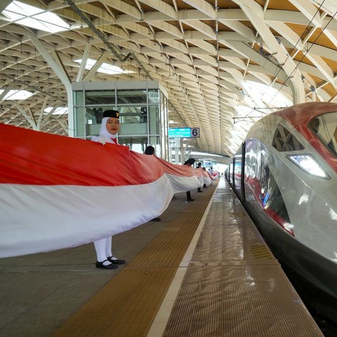 Bendera Merah Putih 208 Meter Berkibar Sepanjang Kereta Cepat Whoosh