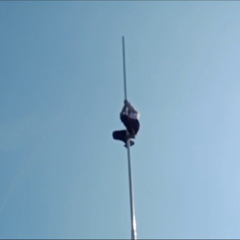 bocah sd panjat tiang bendera