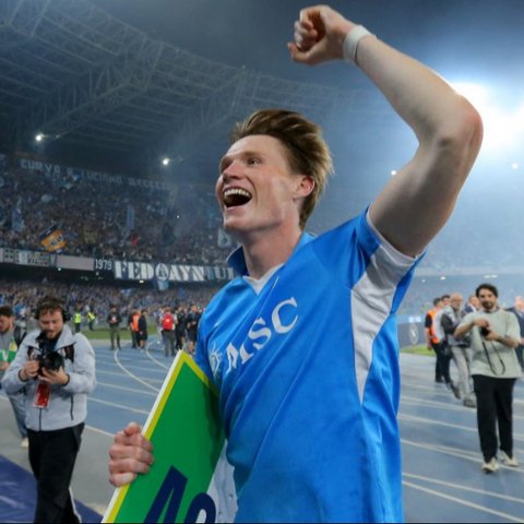 <p>Gelandang Napoli asal Skotlandia #08, Scott McTominay, merayakan kemenangannya dalam pertandingan Serie A Italia antara Napoli dan Cagliari di stadion Diego Armando Maradona di Naples pada Sabtu dini hari WIB (24-5-2025). (Carlo Hermann/AFP)</p>