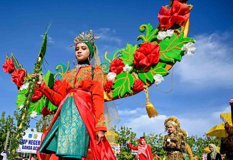 Seorang peserta mengikuti karnaval budaya dalam perayaan Hari Kemerdekaan Indonesia ke-80 di Banda Aceh, Senin (18/08/2025)