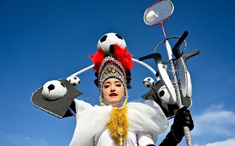 Seorang peserta mengikuti karnaval budaya dalam perayaan Hari Kemerdekaan Indonesia ke-80 di Banda Aceh, Senin (18/08/2025)