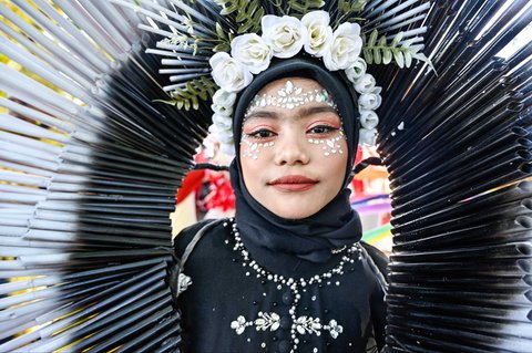 Seorang peserta mengikuti karnaval budaya dalam perayaan Hari Kemerdekaan Indonesia ke-80 di Banda Aceh, Senin (18/08/2025)