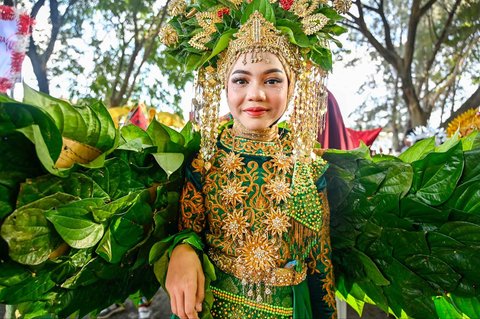 Seorang peserta mengikuti karnaval budaya dalam perayaan Hari Kemerdekaan Indonesia ke-80 di Banda Aceh, Senin (18/08/2025)