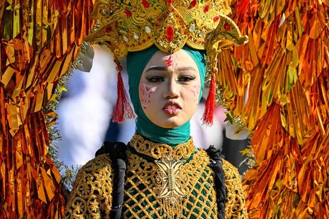 Seorang peserta mengikuti karnaval budaya dalam perayaan Hari Kemerdekaan Indonesia ke-80 di Banda Aceh, Senin (18/08/2025)
