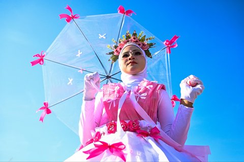 Seorang peserta mengikuti karnaval budaya dalam perayaan Hari Kemerdekaan Indonesia ke-80 di Banda Aceh, Senin (18/08/2025)