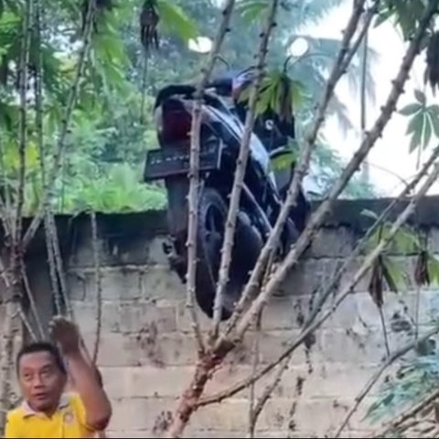 Mau Curi Motor, Eh Nyangkut di Pagar! Aksi Maling Ini Bikin Geleng-Geleng
