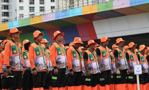 Petugas Kebersihan Membersihkan Sampah Perayaan HUT RI (Dok: Antara)