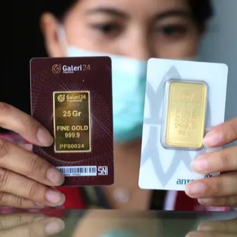Seorang petugas menunjukkan koleksi emas batangan di Galeri 24 Pegadaian, Jakarta, Jumat (25/3/2022). Harga emas yang dijual PT Aneka Tambang Tbk (ANTM) atau emas Antam kembali naik. Hari ini