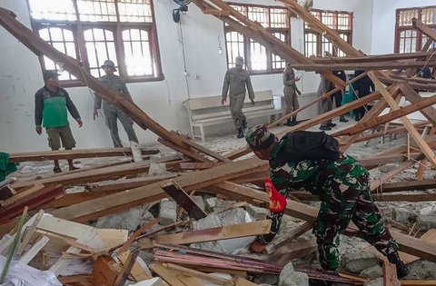Prajurit  TNI AD  Kodim 1307/Poso bergotong royong membersihkan puing bangunan usai gempa bumi di  Poso, Sulawesi Tengah, Senin (18/08/2025).
