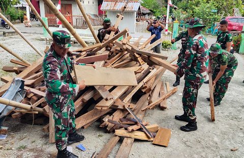Prajurit  TNI AD  Kodim 1307/Poso bergotong royong membersihkan puing bangunan usai gempa bumi di  Poso, Sulawesi Tengah, Senin (18/08/2025).