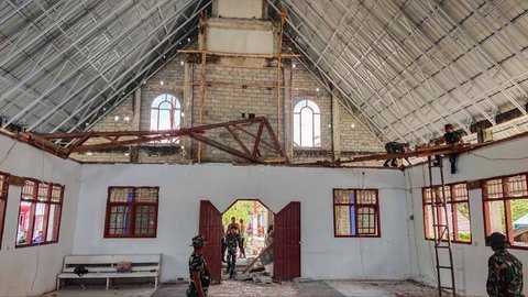 Prajurit  TNI AD  Kodim 1307/Poso bergotong royong membersihkan puing bangunan usai gempa bumi di  Poso, Sulawesi Tengah, Senin (18/08/2025).