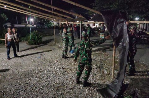 Prajurit  TNI AD  Kodim 1307/Poso bergotong royong mendirikan bengunan sementara warga terdampak gempa bumi di Poso Sulawesi Tengah, Senin (18/08/2025).