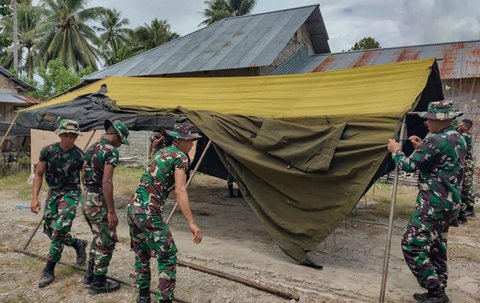 Prajurit  TNI AD  Kodim 1307/Poso bergotong royong mendirikan tenda bagi warga terdampak  gempa bumi di  Poso, Sulawesi Tengah, Senin (18/08/2025).