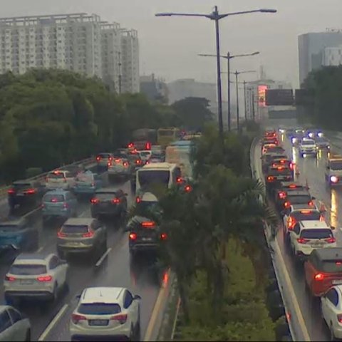 Macet Tol Dalam Kota saat Hujan mengguyur sedari pagi