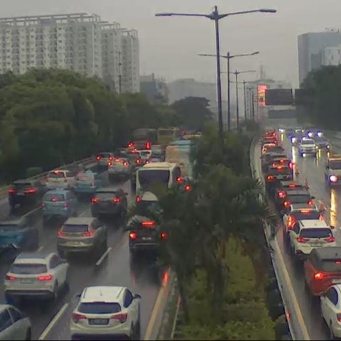 Macet Tol Dalam Kota saat Hujan mengguyur sedari pagi