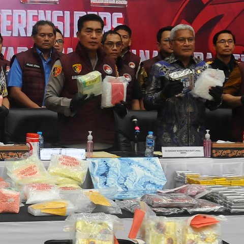 Kepala Badan Reserse Kriminal (Kabarekrim) Polri Komjen Wahyu Widada (tengah) bersama pejabat terkait menunjukkan hasil joint operation pengungkapan jaringan narkotika dan obat terlarang (narkoba) internasional di gedung Bareskrim Polri, Jakarta, Jumat (1/11/2024). (merdeka.com/Arie Basuki)