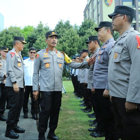 Kabareskrim Komjen Wahyu Widada saat  apel gelar pasukan di Lapangan Upacara Mapolda Jatim di Surabaya. (Dian Kurniawan/Liputan6.com)