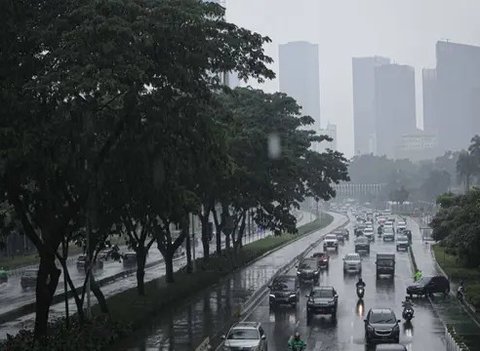 Sejumlah kendaraan melintas saat hujan di Bundaran HI, Jakarta, Jumat (18/2/2022). BMKG mengungkapkan potensi curah hujan meningkat dan cuaca ekstrem sepanjang 17-23 Februari 2022. Sejumlah w