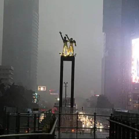 Sejumlah kendaraan melintas saat hujan di Bundaran HI, Jakarta, Jumat (18/2/2022). BMKG mengungkapkan potensi curah hujan meningkat dan cuaca ekstrem sepanjang 17-23 Februari 2022. Sejumlah w