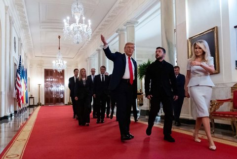 Presiden Donald Trump (tengah) berjalan di Cross Hall bersama Presiden Ukraina Volodymyr Zelenskyy, diikuti oleh Perdana Menteri Inggris Keir Starmer, Presiden Prancis Emmanuel Macron, Kanselir Jerman Friedrich Merz, Perdana Menteri Italia Giorgia Meloni, Presiden Finlandia Alexander Stubb, Sekretaris Jenderal NATO Mark Rutte, dan Presiden Komisi Eropa Ursula von der Leyen, di Gedung Putih,  Washington, Senin, (18/08/2025) waktu setempat.