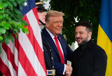 Presiden Donald Trump menyapa Presiden Ukraina Volodymyr Zelenskyy di Gedung Putih, Washington, Senin, (18/08/2025) waktu setempat.